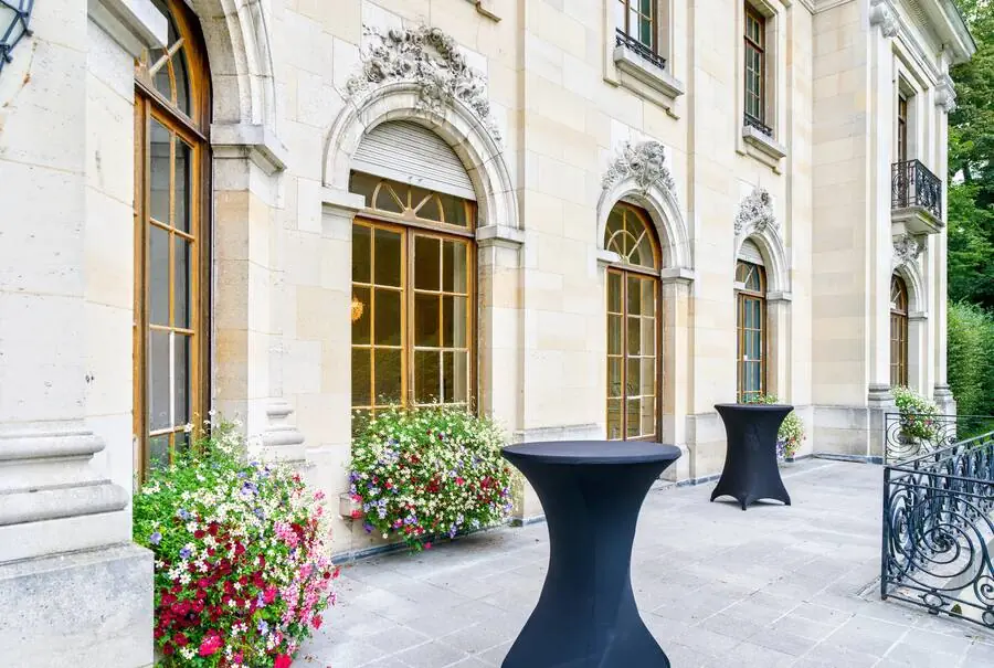 Terrace along the façade with high tables and flowers