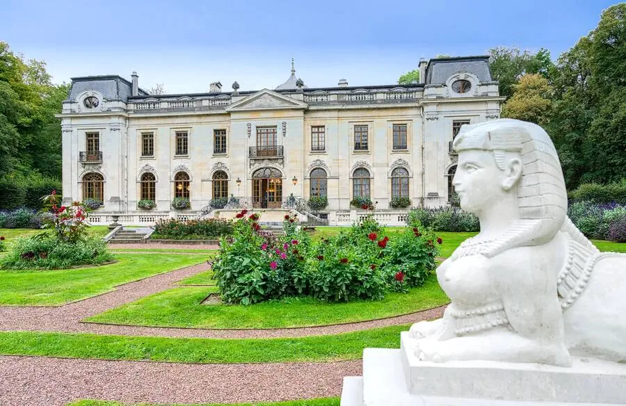 Marble sphinx in front of the gardens and the château
