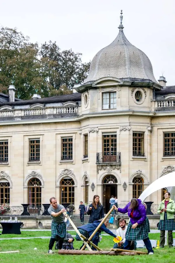 Team trial of strength in front of the domed façade