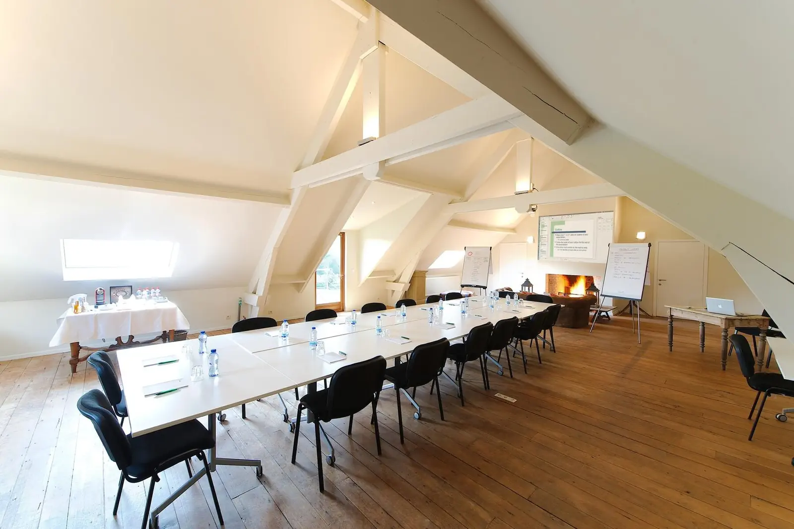 Meeting room in the eaves, large U-shaped table