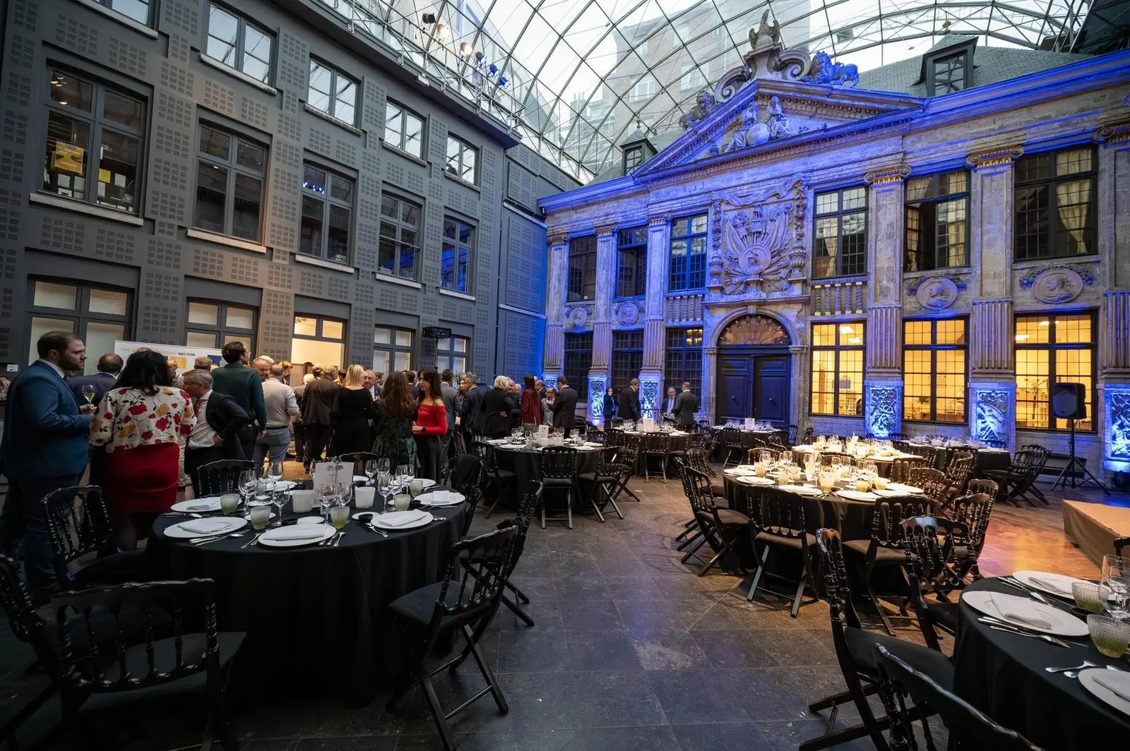 Walking dinner, guests standing around the tables